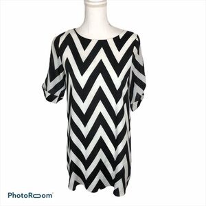 Everly Chevron Dress Black White Shift Small Short Sleeve Women's Striped